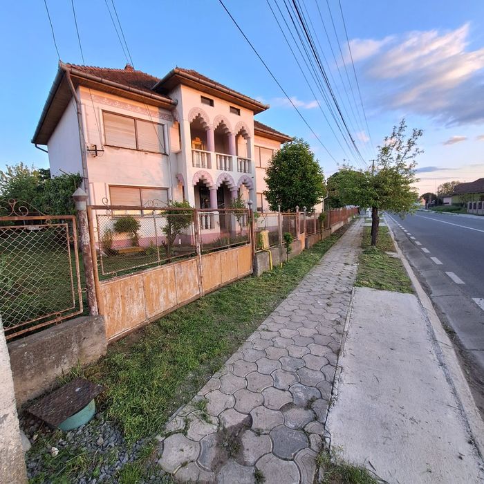 Casa 6 camere cu 4100 mp teren intravilan.