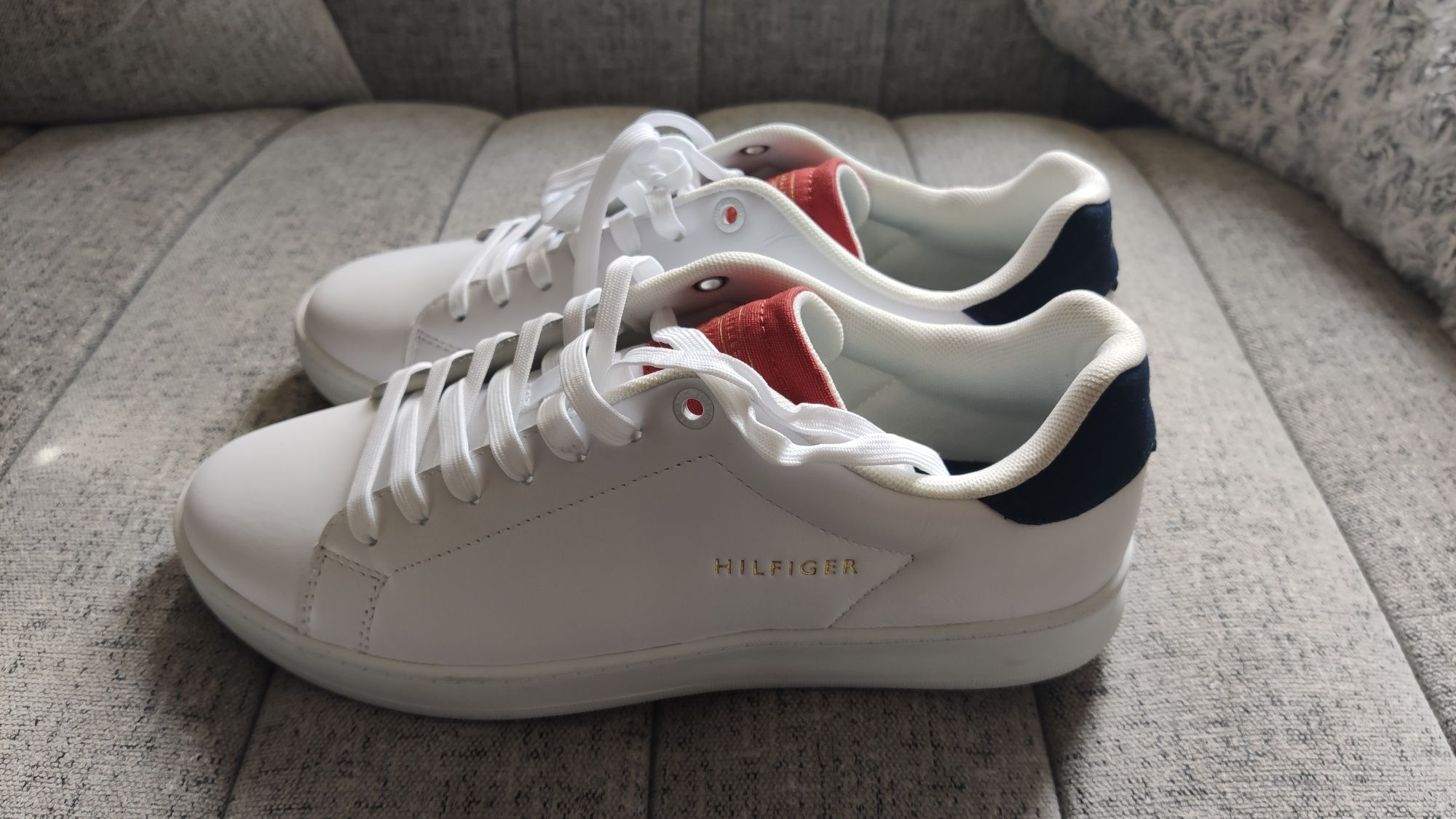 Продавам чисто нови кецове Tommy Hilfiger 40 номер