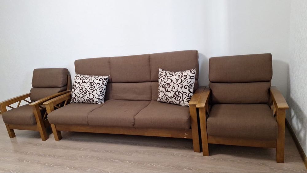 Продам диван с двумя креслами