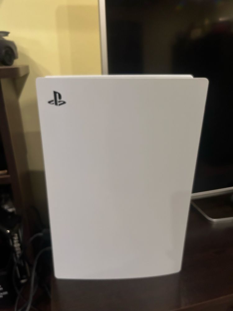 Продавам PS5 с монитор и 2 джойстика