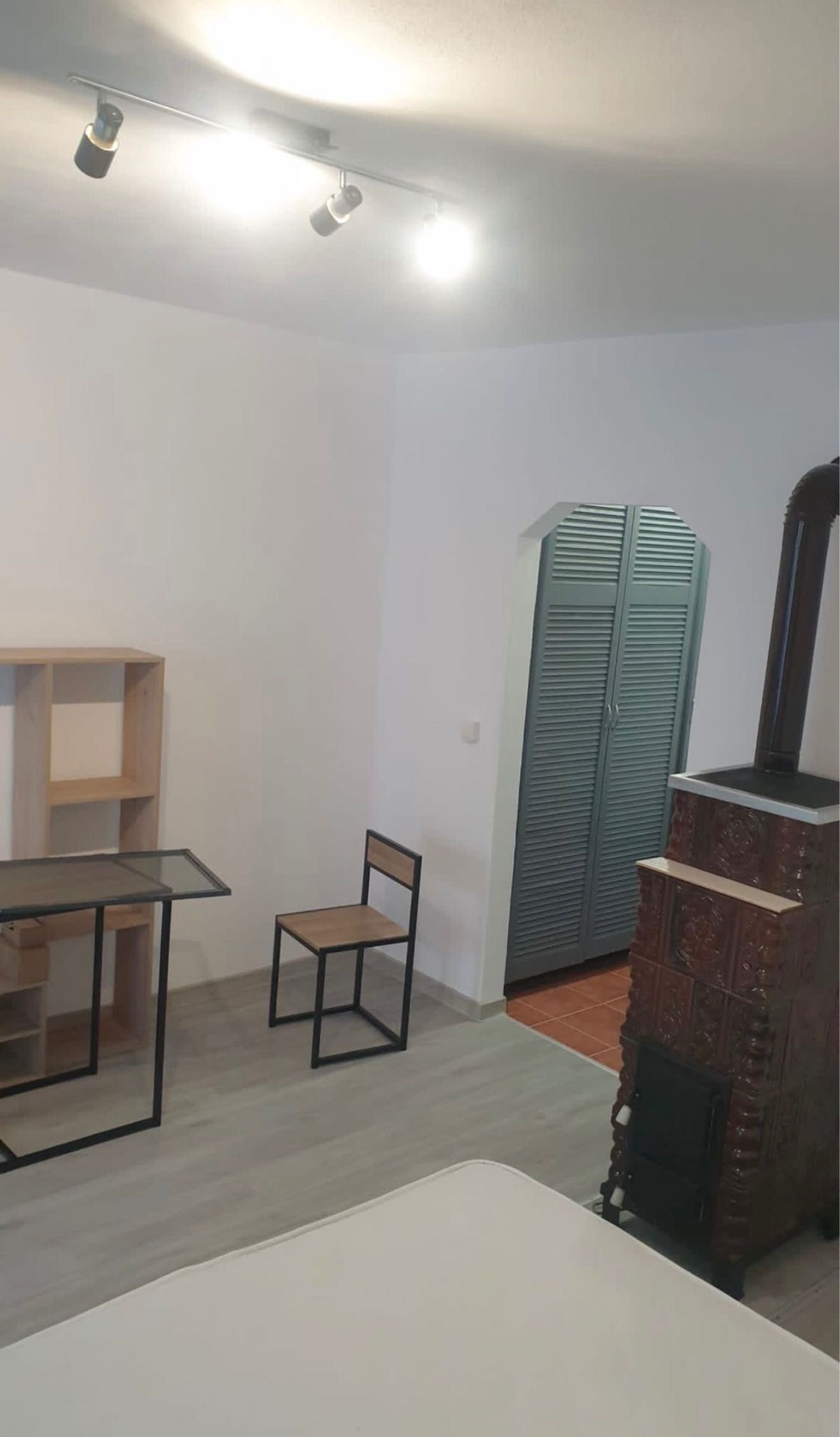 Garsonieră de închiriat – 32 mp + terasă 20 mp, renovată complet
