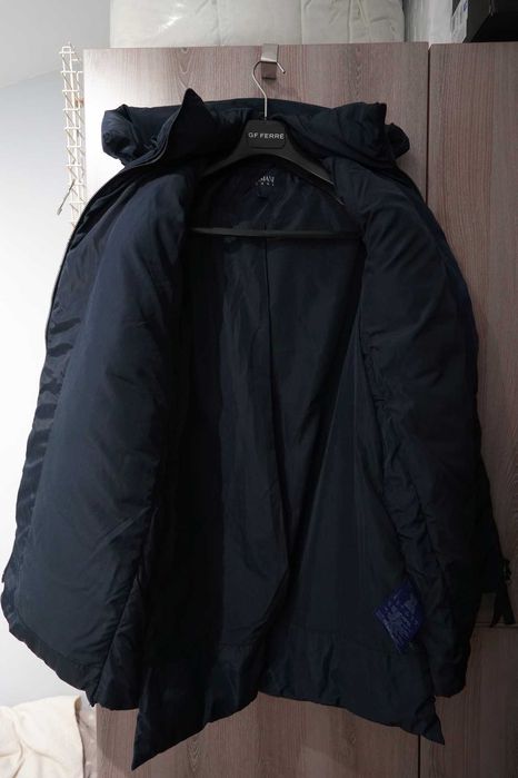 Оригинално модерно пухено яке на Armani Jeans. Размер S. Цвят син.