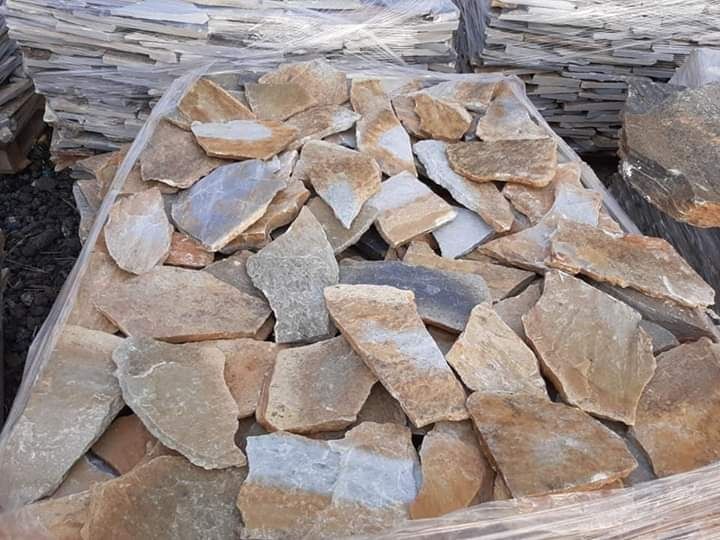 Pavaj Piatra naturala avem și montaj diverse culori