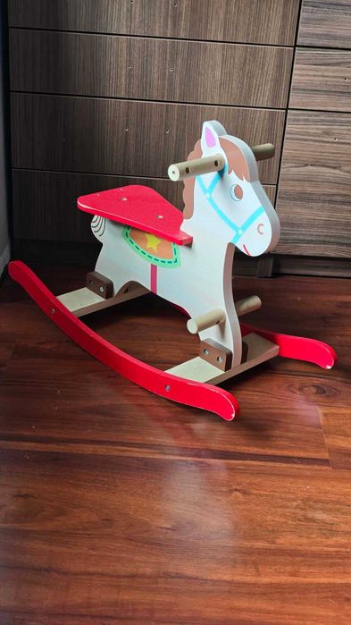 Дървен люлеещ се стол тип кон, с дръжки, опора за крака, облегалка