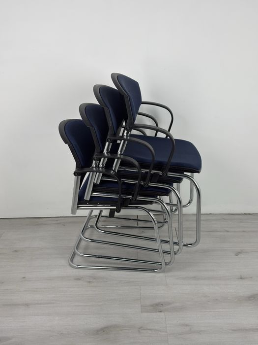 Офис столове в тъмносин цвят подходящи за конферетни зали  или срещи;