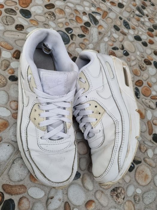 Vând adidași Nike.