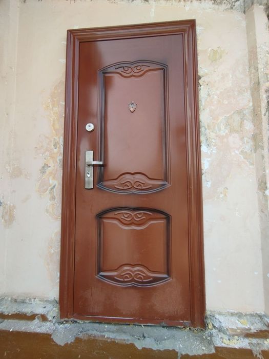 Дверь входная с замком в отличном состоянии