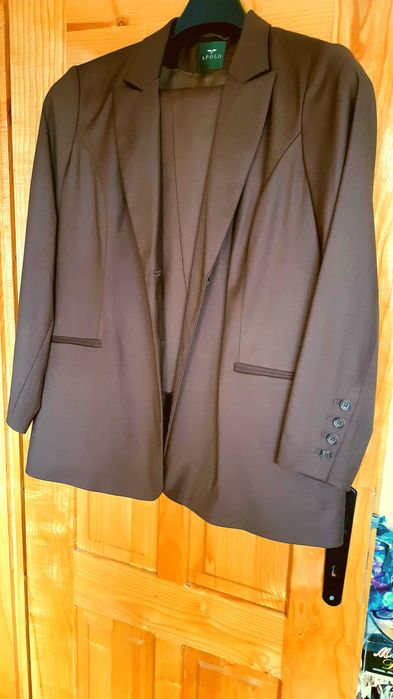 Дамски костюм с пола и панталон