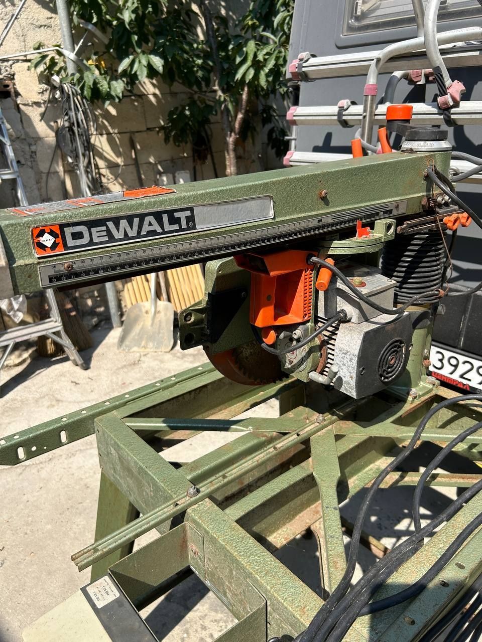 Радиален циркуляр DEWALT DW8001 деволт 220 волта