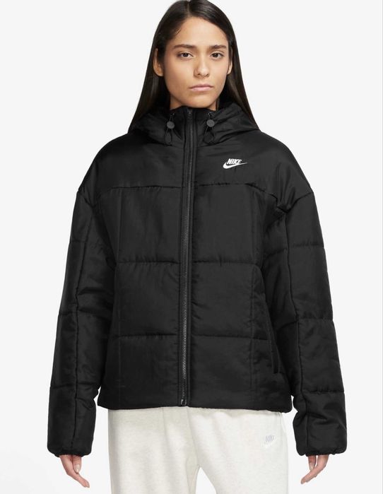 Оригинално дамско яке на Nike