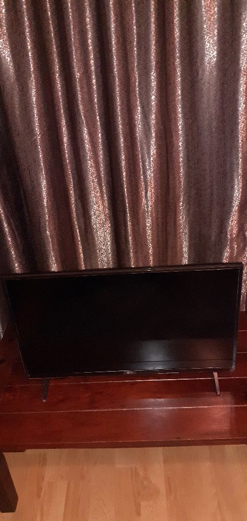 Vând TV LG diagonala de 80 cm - 350 lei.