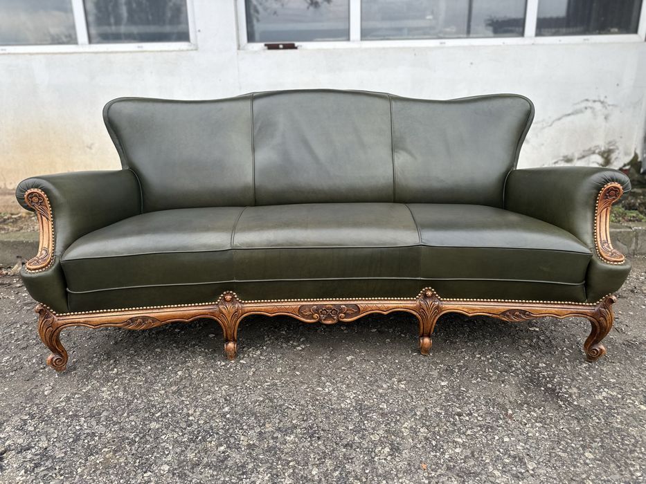 Кожен диван с масив и дърворезба