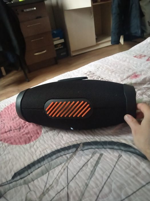 Колонка работает как от сети так и на аккумуляторе