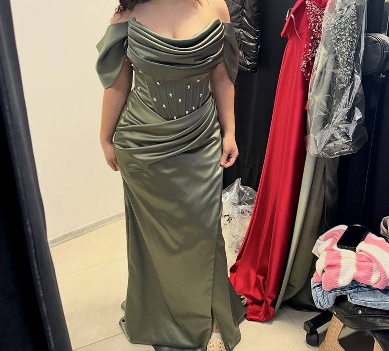 Елегантна сатенена зелена рокля с перли и цепка – носена само веднъж