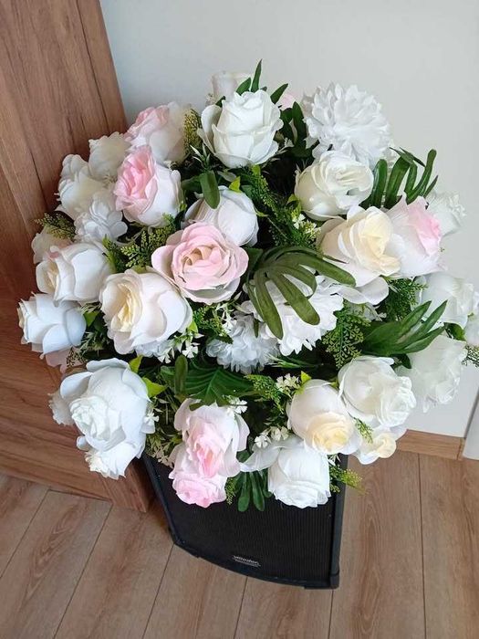 Vand aranjamente florale si suporti pentru evenimente.