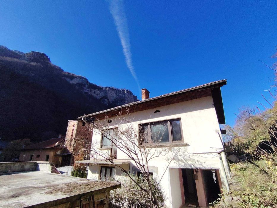 Къща и магазин в Тетевен !