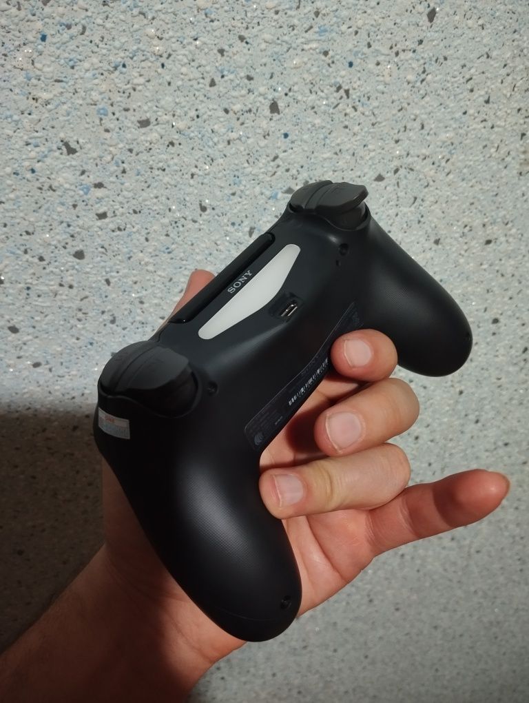 Оргиналный PS 4 Джойстик.[Новый в коробке]. 100% Оргинал. KAMI YOQ