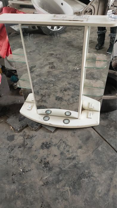 Зеркало с полочками в ванную.