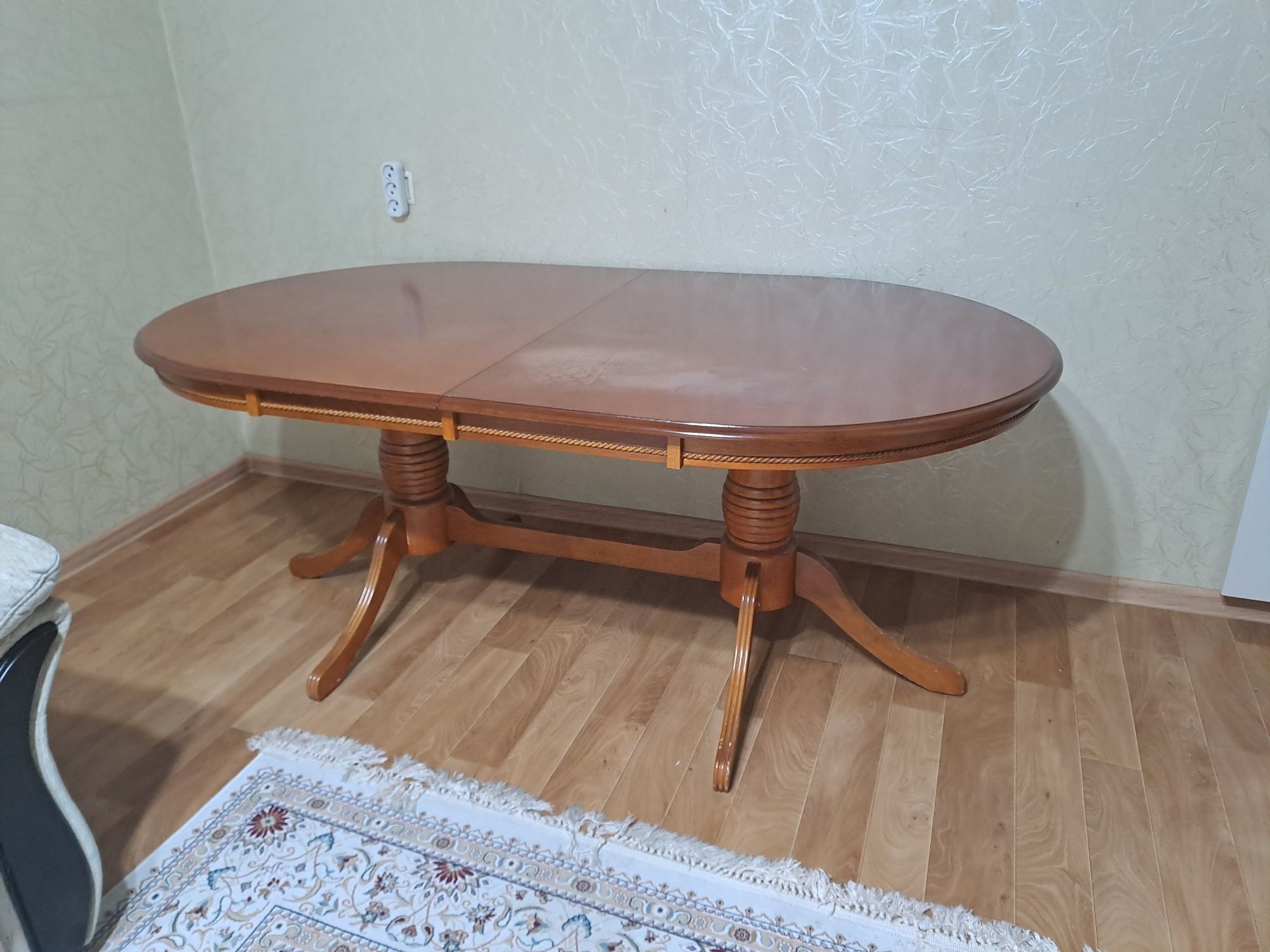 Стол для гостинной