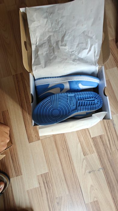 Vand Jordan 1 , Nike Dunk noi