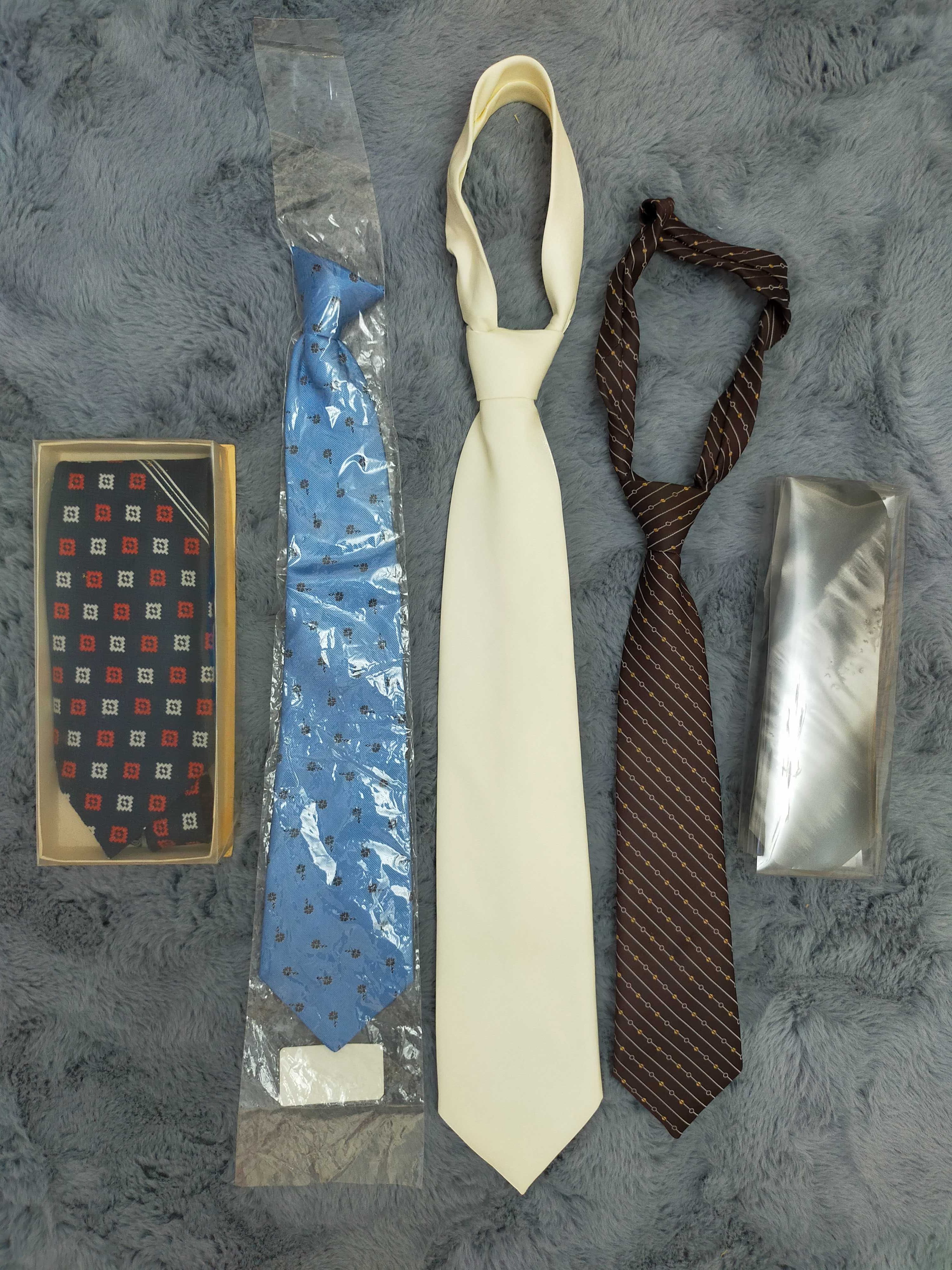 Cinci cravate Noi