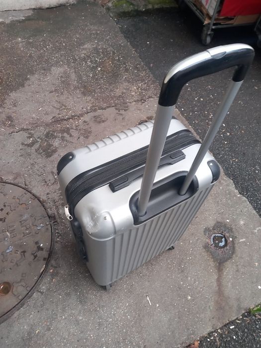 Troler cu roți singurul defect e puțin îndoit la cap