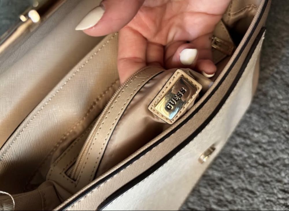 Оригиналнa чанта Guess