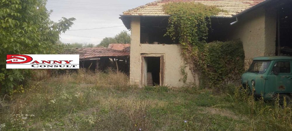 Двуетажна къща с двор и кладенец в с. Иванча