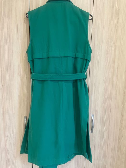 Прекрасен чисто нов зелен елек с коланче и странични цепки