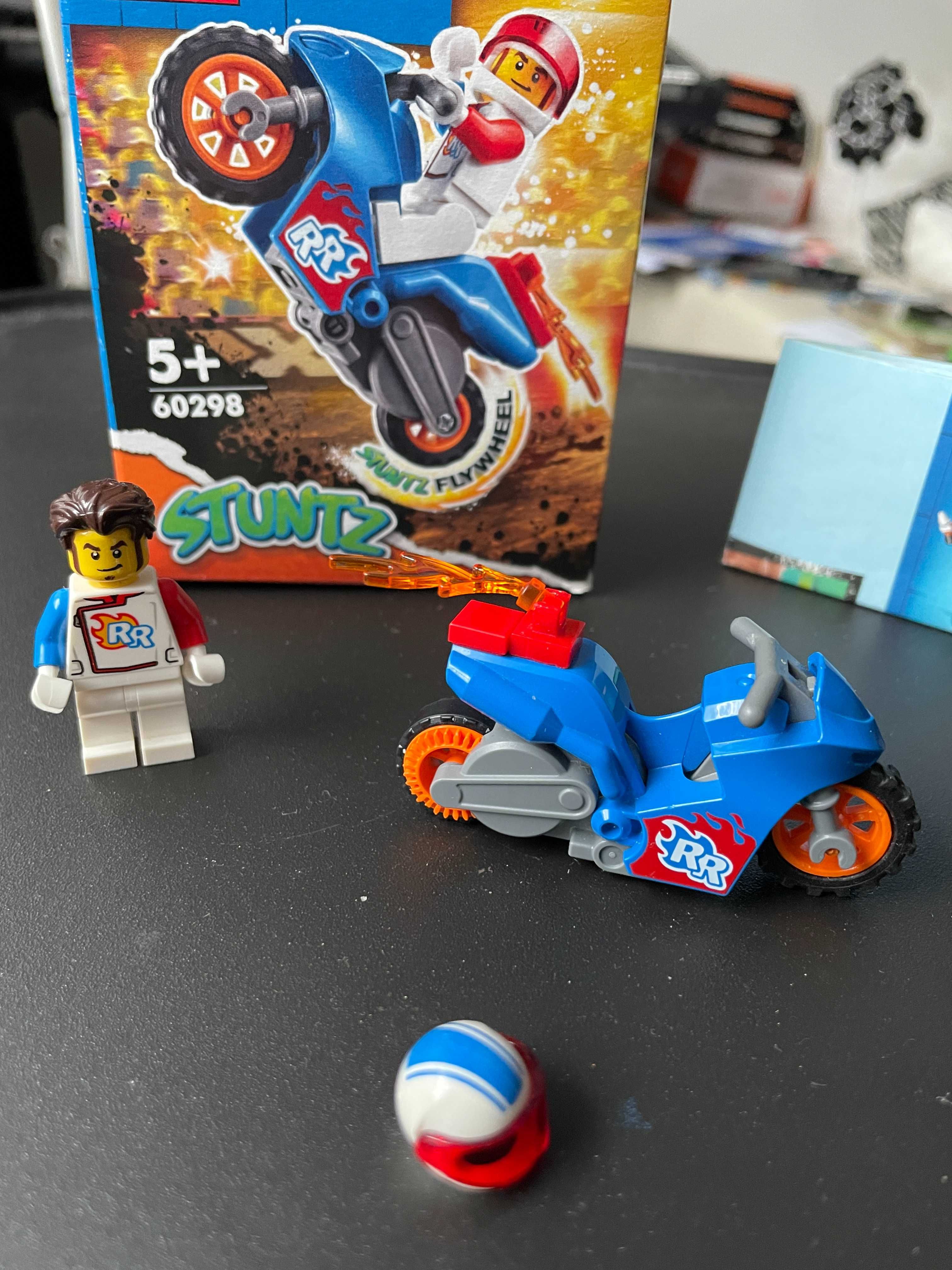 LEGO City STUNTZ Motocicleta de cascadorie-racheta 60298, 14 piese