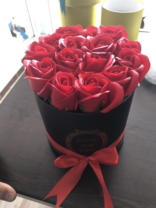 Cutie cu trandafiri rosii