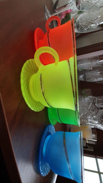 Цветные чашки с блюдцами