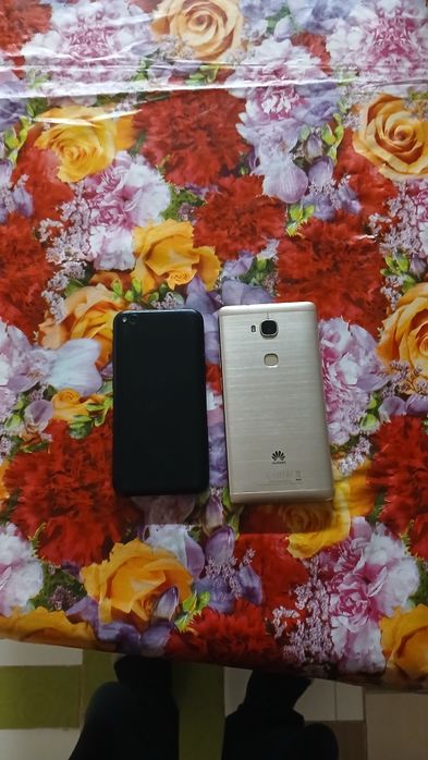 Продаю 2 телефона б/у. Рабочие.