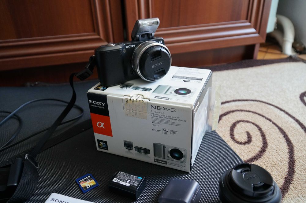 Камера Sony Nex-3 + обектив 16mm f/2.8 (или Sigma 30mm f/2.8)