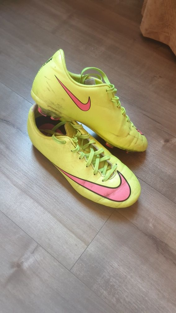 Детски футболни бутонки Nike