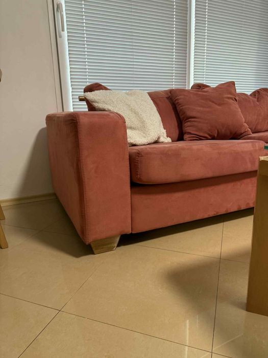 Комплект диван ,трапезна маса ,столове и малка маса