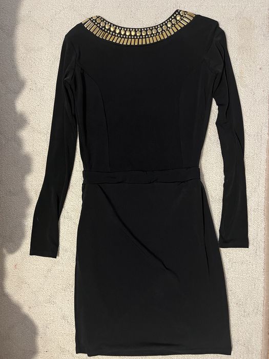 Черна рокля със златен акцент