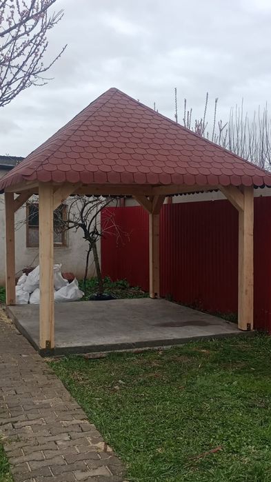 Ezecut foișoare din lemn și acoperișuri.