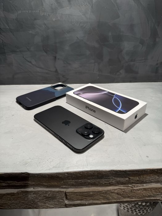 КАТО ЧИСТО НОВ Iphone 16 Pro Black + подарък Pitaka case