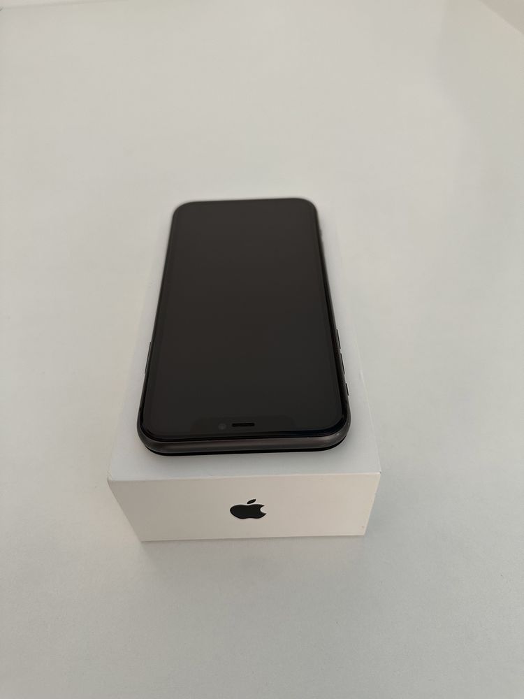 iPhone 11 Black  64 GB