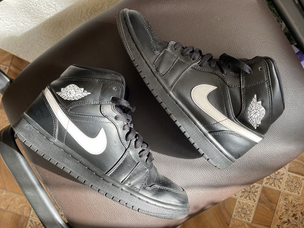 Jordan 1 Mid black white  marimea 40