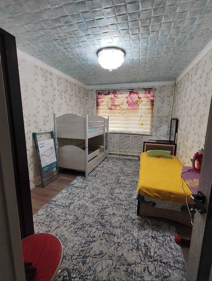 Продаётся М. Космонавтов Центр. 3комн 1этаж.