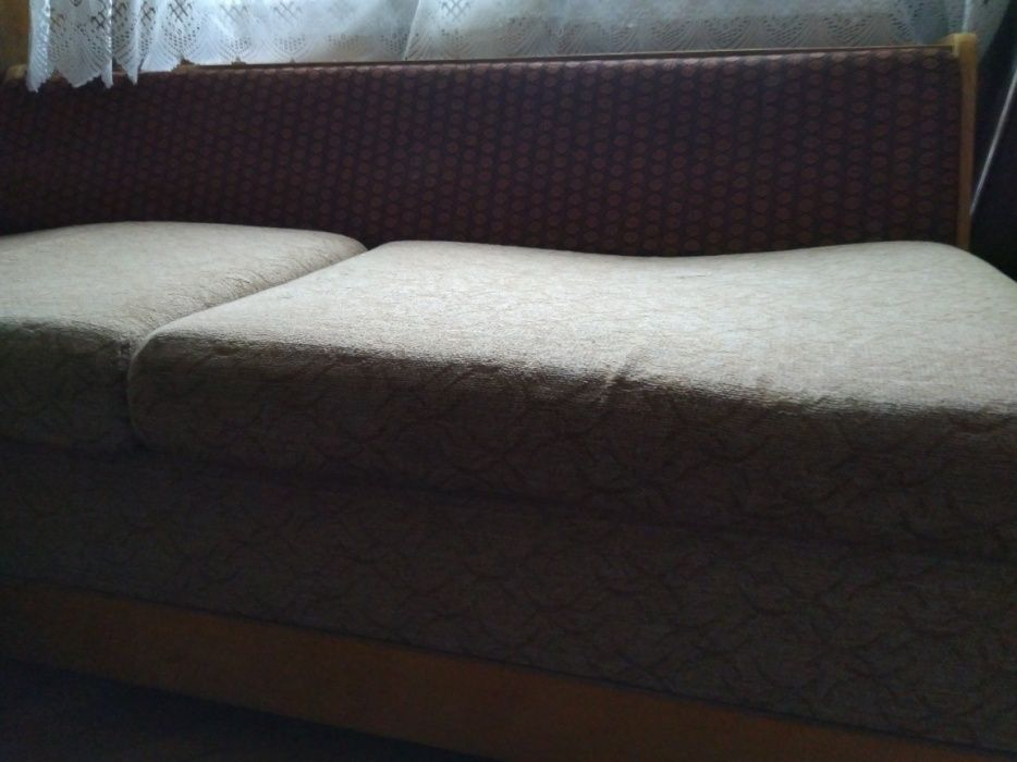 Двуместен разтегателен диван