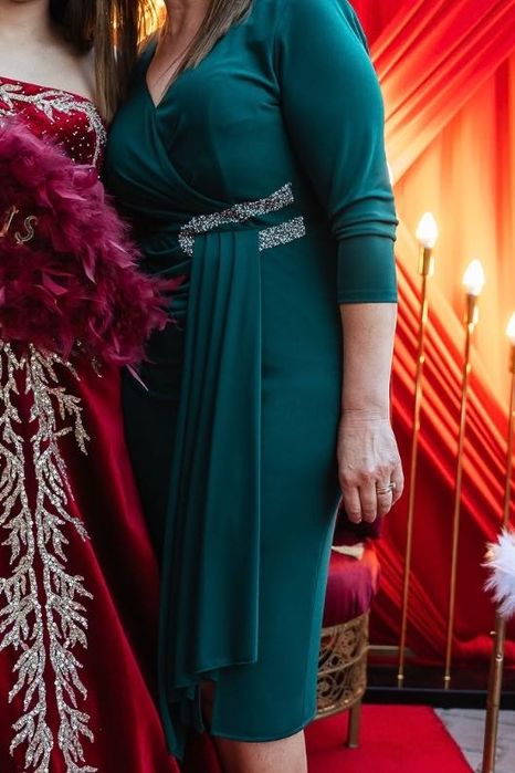 Красива петролено зелена рокля