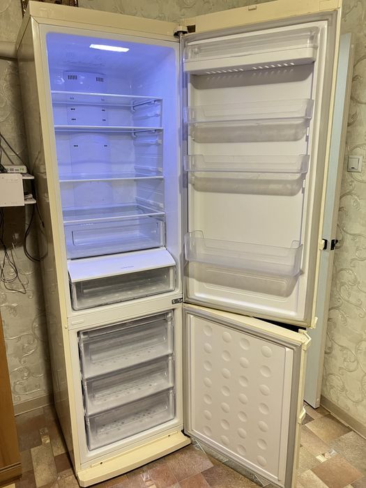 Продам Холодильник Samsung