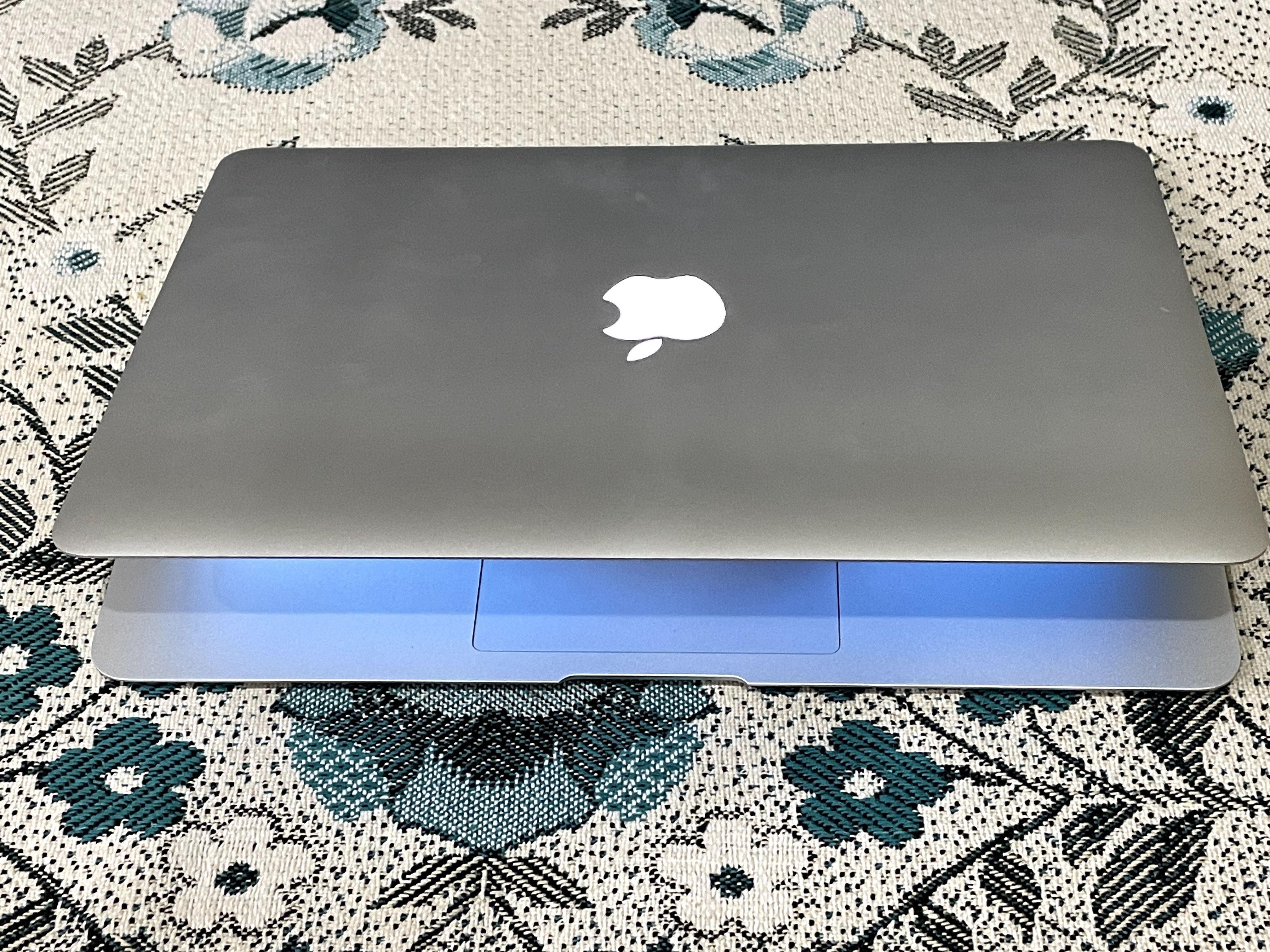 MacBook Air 13inch intel core I5