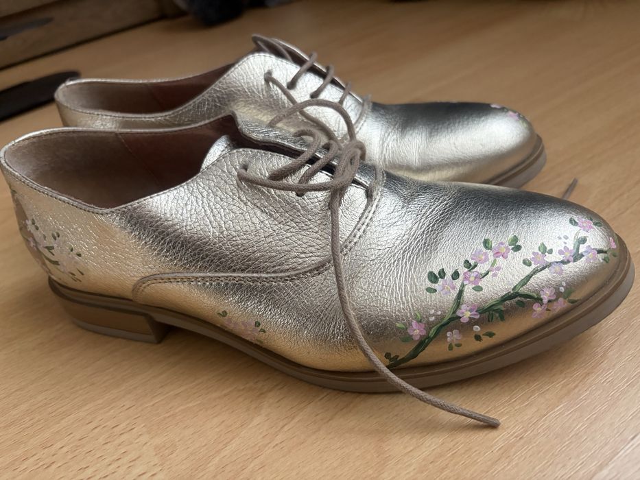 Pantofi aurii cu siret