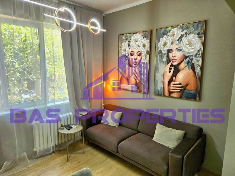 Продава се Тристаен апартамент в София, Център - 68 кв.м за 4044 €/кв.м - Снимка #4
