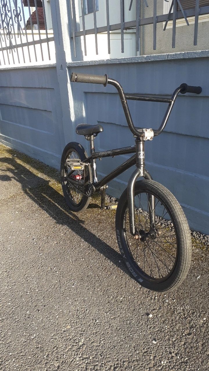 Vând bmx-uri custom sau piese