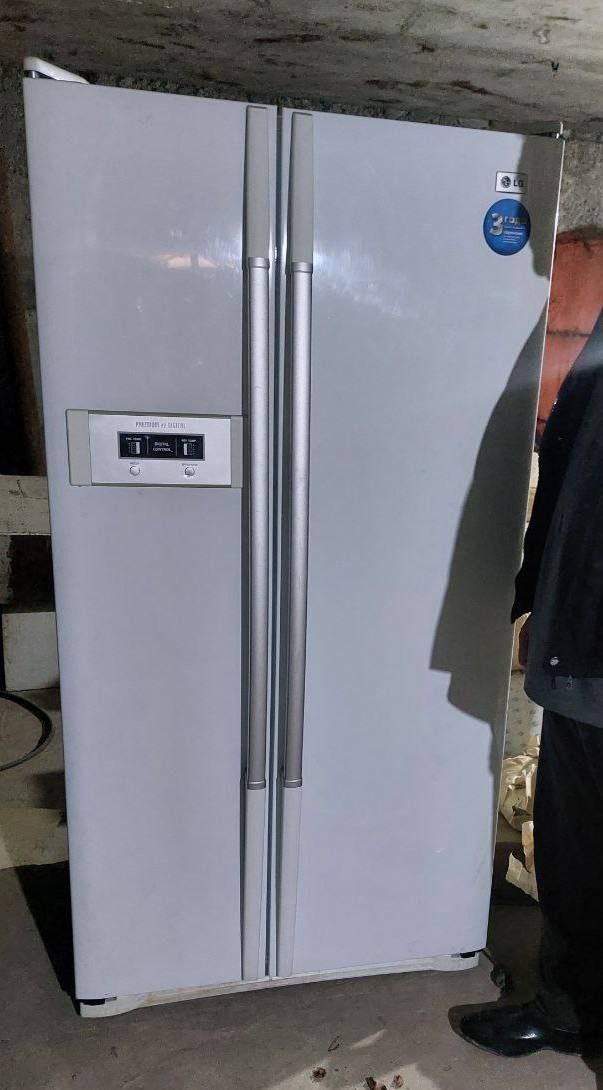Холодильник LG в идеальном состоянии.